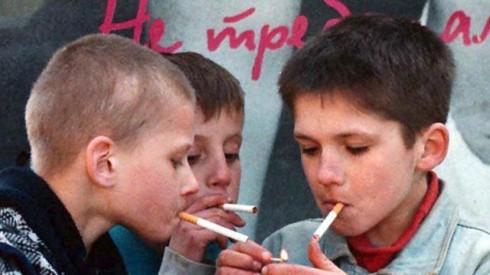 bambini che fumano bambini che fumano