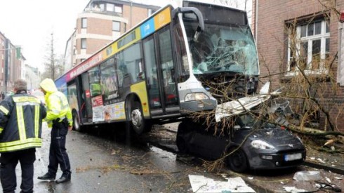 incidente autobus che sale su un auto in sosta.