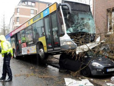 incidente autobus che sale su un auto in sosta.