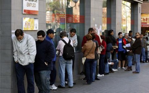 disoccupati in fila per lavoro