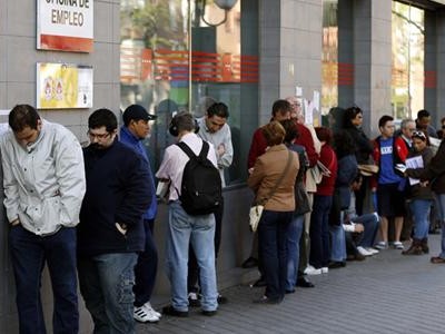 disoccupati in fila per lavoro