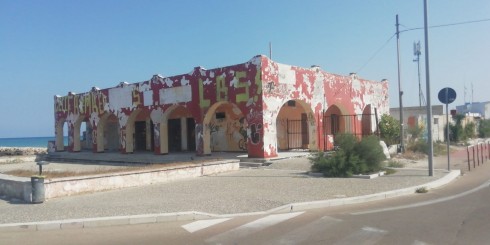 Ecomostri e abbandono. Ex windsurf a San Cataldo: lo specchio del degrado della marina leccese ridotto ad orinatoio e visibilmente pericolante.