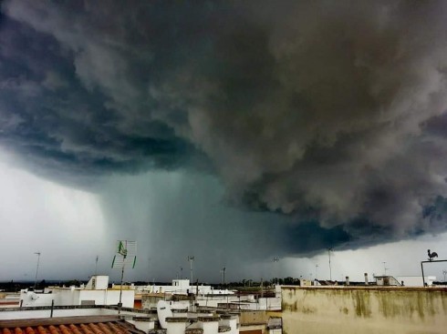 Un temporale impressionante: ecco la foto della "Shelf cloud"