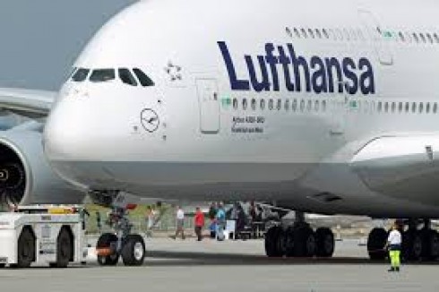 Bambino di due anni rifiuta di mettere la mascherina a bordo di un volo Lufthansa: famiglia cacciata dall’aereo