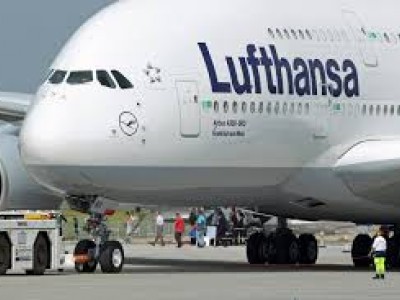 Bambino di due anni rifiuta di mettere la mascherina a bordo di un volo Lufthansa: famiglia cacciata dall’aereo