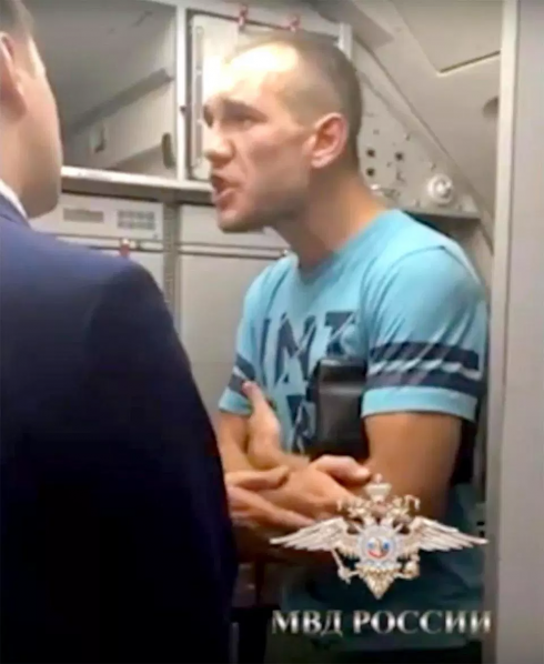 Stella dell'hockey russo molesta la hostess e costringe all’atterraggio l'Aurora Airlines diretto a Mosca.