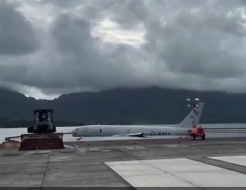 Aereo militare degli Stati Uniti sbaglia manovra e finisce la corsa nelle acque delle Hawaii – Il video