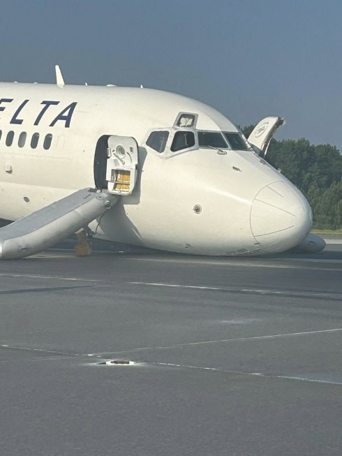 Guasto al carrello, aereo della Delta Airlines atterra in pista sulla pancia – Il video