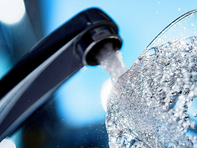L’acqua del rubinetto se bollita, grazie al calcare, disperde fino all’80% delle plastiche