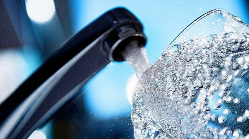 L’acqua del rubinetto se bollita, grazie al calcare, disperde fino all’80% delle plastiche