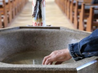 Epidemia di influenza: Germania, niente acqua santa in Chiesa per fermare contagi