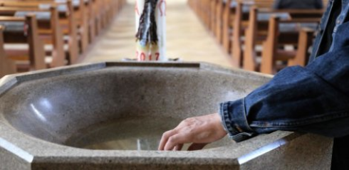 Epidemia di influenza: Germania, niente acqua santa in Chiesa per fermare contagi