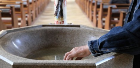 Coronavirus: Svizzera, niente acqua santa in Chiesa per fermare contagi.