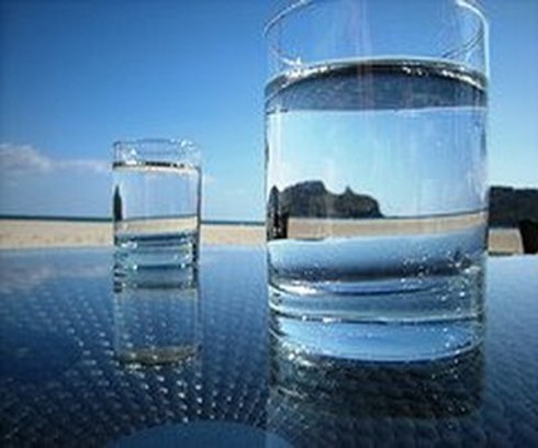 acqua in bicchiere