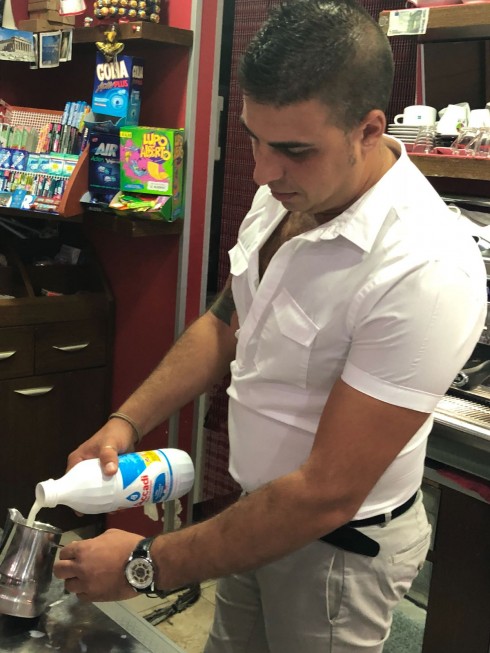 Latte senza lattosio al bar? Una chimera. Un test nel centro di Lecce