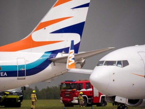 Repubblica Ceca, due aerei della Smartwings si scontrano in pista: paura a bordo, tutti salvi. 