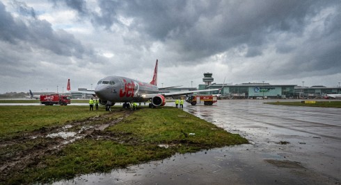 Paura a Birmingham per il volo da Venezia: Boeing 737 della Jet2 esce temporaneamente di pista a causa della tempesta Boelo