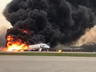 Mosca: aereo in fiamme durante l'atterraggio, dieci morti e diversi feriti