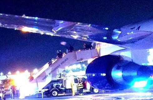 Passeggeri evacuati per l'incendio di due aeroplani decollati dall'aeroporto JFK di New York; un altro aereo è atterrato in emergenza.