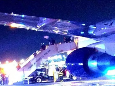 Passeggeri evacuati per l'incendio di due aeroplani decollati dall'aeroporto JFK di New York; un altro aereo è atterrato in emergenza.