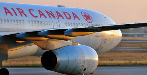 Problemi al carrello, atterraggio d’emergenza per un volo Air Canada. Ecco l’inedito VIDEO