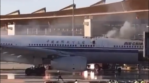 Cina: aereo prende fuoco all'aeroporto di Pechino, passeggeri evacuati.