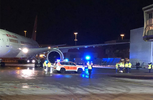 Volare sicuri. Aeroporto Stoccolma, Boeing in fase di rullaggio urta edificio sulla pista