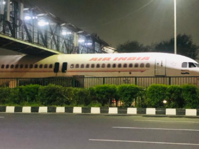 Un aereo dismesso dell'Air India rimane bloccato sotto un ponte pedonale - VIDEO