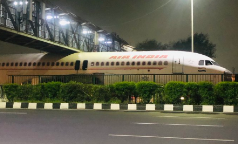 Un aereo dismesso dell'Air India rimane bloccato sotto un ponte pedonale - VIDEO