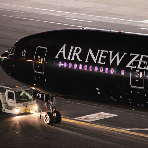 Passeggero muore su volo tra Hong Kong e Auckland: mistero sulle cause