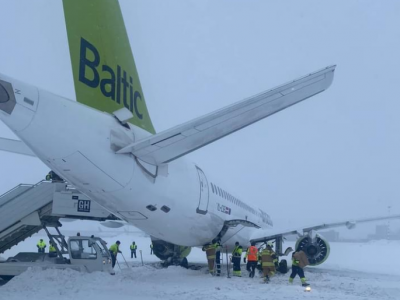 Airbus A220 della AirBaltic scivola fuori pista durante l'atterraggio a Riga