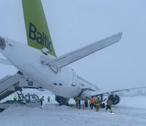 Airbus A220 della AirBaltic scivola fuori pista durante l'atterraggio a Riga