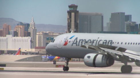 Las Vegas-McCarran, l'aereo è investito da uno stormo di uccelli e deve rientrare