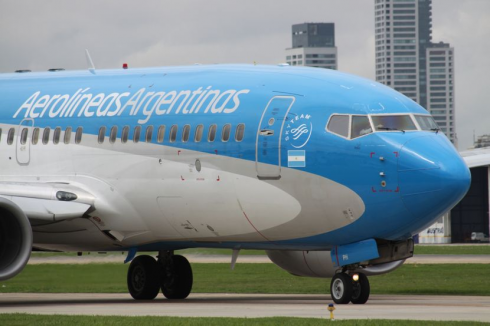 Maltempo, spazzato via a terra Boeing 737 spinto da raffiche di vento fortissime, ala danneggiata - Il video dall'Argentina!