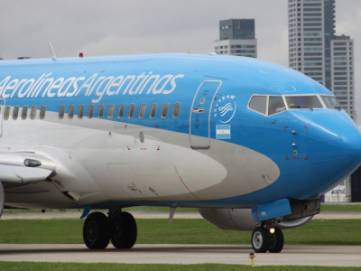 Maltempo, spazzato via a terra Boeing 737 spinto da raffiche di vento fortissime, ala danneggiata - Il video dall'Argentina!