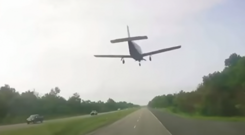 Louisiana, aereo atterra sull'autostrada: la scena è incredibile