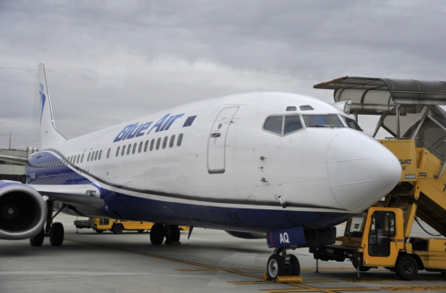 "La cabina è depressurizzata": il volo Blue Air atterra d'emergenza, tra i passeggeri scoppia il panico.