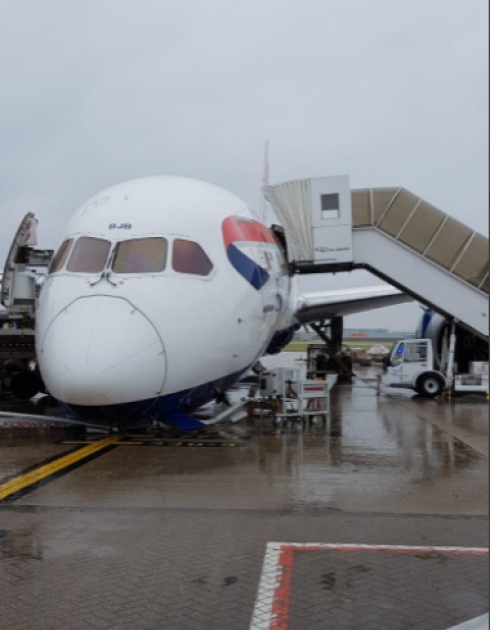 Guasto al carrello, aereo della British Airways urta col muso sulla pista