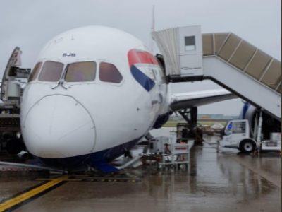 Guasto al carrello, aereo della British Airways urta col muso sulla pista
