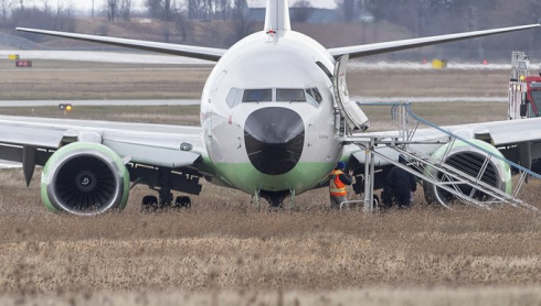 Terrore durante l'atterraggio in Canada: aereo fuori pista, salvi i passeggeri