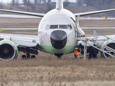 Terrore durante l'atterraggio in Canada: aereo fuori pista, salvi i passeggeri