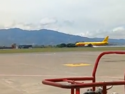 Costa Rica, aereo cargo DHL in atterraggio esce fuori pista e si spezza – IL VIDEO