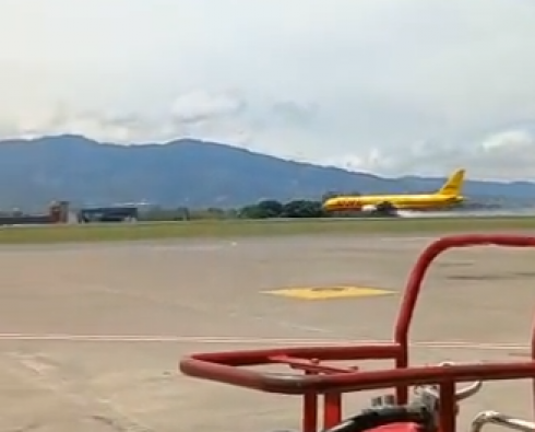 Costa Rica, aereo cargo DHL in atterraggio esce fuori pista e si spezza – IL VIDEO