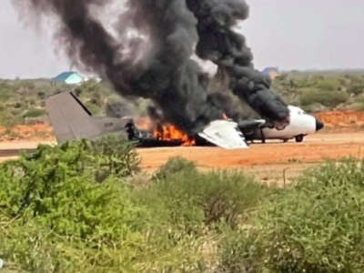 Somalia, in fiamme aereo cargo con materiale di soccorso dell’ONU: nessun ferito - Il video