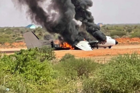 Somalia, in fiamme aereo cargo con materiale di soccorso dell’ONU: nessun ferito - Il video