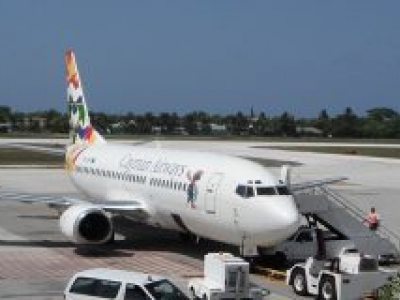 Fumo nella stiva, aereo della Cayman Airways fa evacuare passeggeri dagli scivoli: il video dei passeggeri 