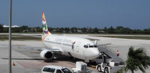 Fumo nella stiva, aereo della Cayman Airways fa evacuare passeggeri dagli scivoli: il video dei passeggeri