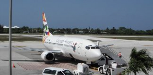 Fumo nella stiva, aereo della Cayman Airways fa evacuare passeggeri dagli scivoli: il video dei passeggeri 