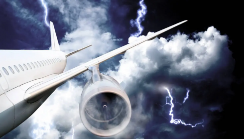 Il fulmine colpisce un Boeing 777 pieno di passeggeri poco dopo il decollo – Il video