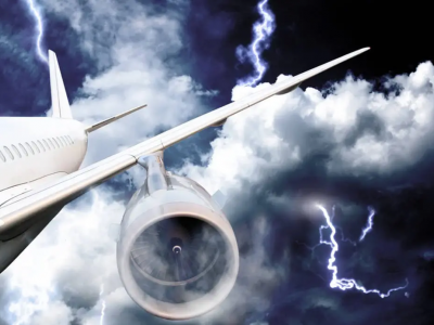 Il fulmine colpisce un Boeing 777 pieno di passeggeri poco dopo il decollo – Il video